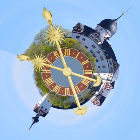 Das Bild zeigt Schloss Rochsburg im Kreis dargestellt. Mittig ist die Uhr vom Bergfried zu sehen.