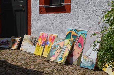 Das Gemäldeangebot eines Künstlers beim Kunstmarkt auf Schloss Rochsburg