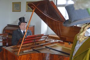 Im Bild zu sehen Gästeführer Michael Kreskowsky spielt am Hammerflügel