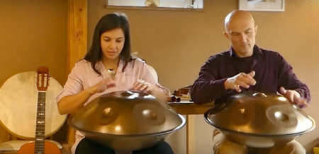 Das Bild zeigt die zum Campana-Samstagabend-Konzert auftretenden Künstler Miroslav Großer und Violeta Koleva beim Handpan-Spiel.