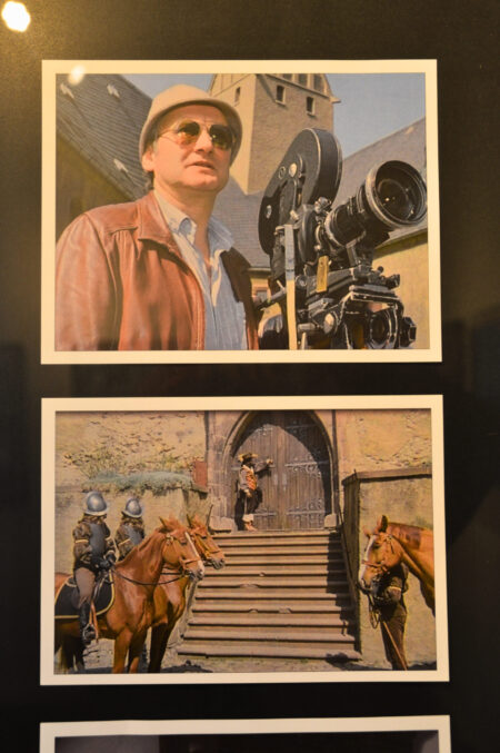 Das Bild zeigt alte Fotos, die beim Dreh einiger Szenen der DDR-Fernseh-Serie "Spuk von draußen" auf Schloss Rochsburg entstanden sind. Zu sehen ist u.a. Regisseur Günter Meyer mit einer Filmkamera.