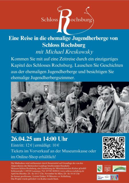 Im Bild ist ein Plakat zur Sonderführung mit Titel, Datum und Kurzinfos zu sehen. Außerdem zeigt es ein altes Schwarz-Weiß-Foto von Jugendlichen der ehemaligen Jugendherberge von Schloss Rochsburg.