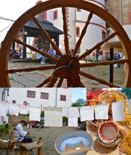 Menschen in den Burghöfen von Schloss Rochsburg, im Vordergrund ein Spinnrad, ein Handwerker sitz im Hof und führt das Handwerk des Sense Dängelns vor, bunte Bastkörbchen, ein alter Wäschetrog mit Waschbrett und Wäscheleine