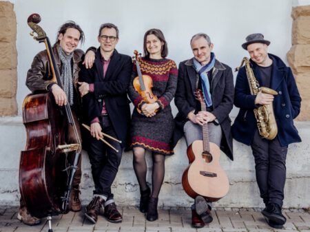 Die fünf Bandmitglieder von Julvisor mit ihren Instrumenten