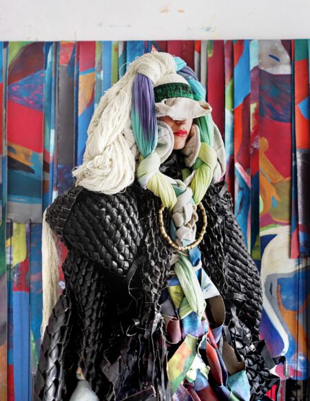 Ein Model in außergewöhnlicher Textilkunst umhüllt, geschaffen von der Künstlerin Ivonne Dippmann. Bunte Farben, Stoffreste, Upcycling